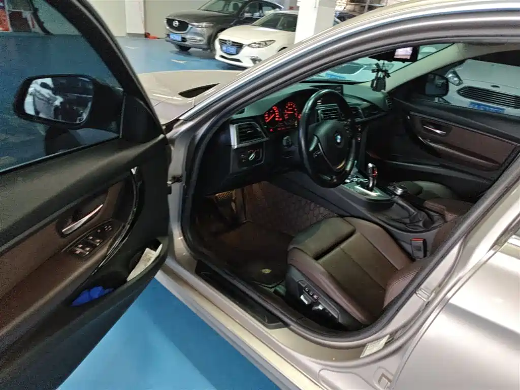 BMW 3 Series 2019 — фото 16