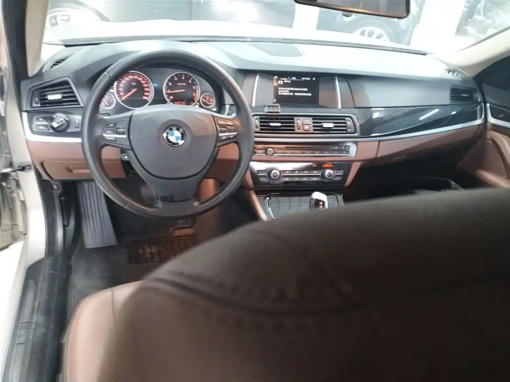 BMW 5 Series 2015 — фото 10