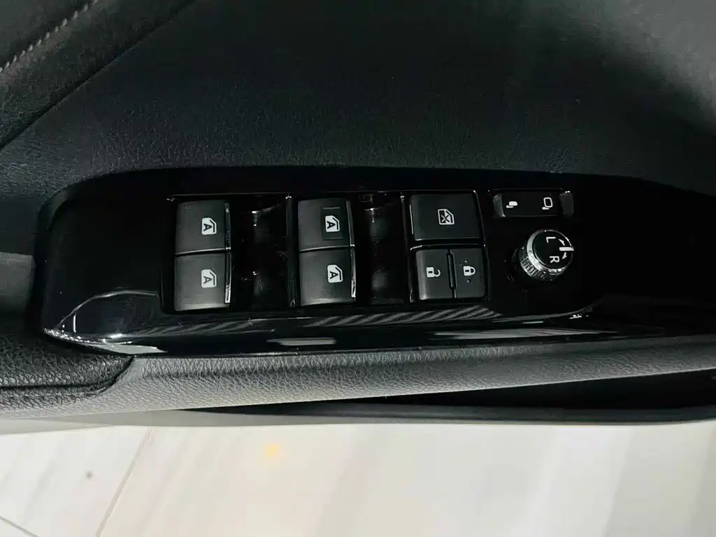 Toyota Camry 2018 — фото 12