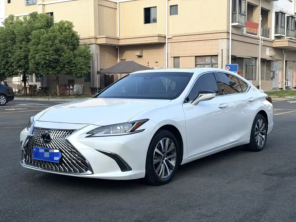 Lexus ES 2019 — фото 1