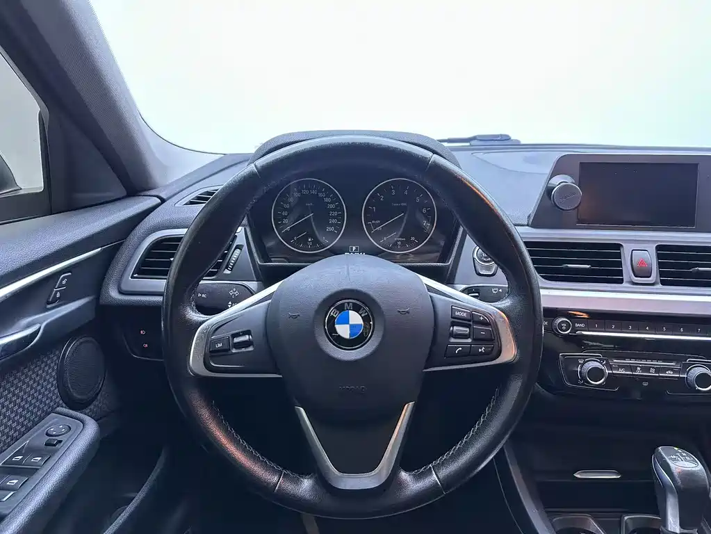 BMW 1 Series 2017 — фото 9