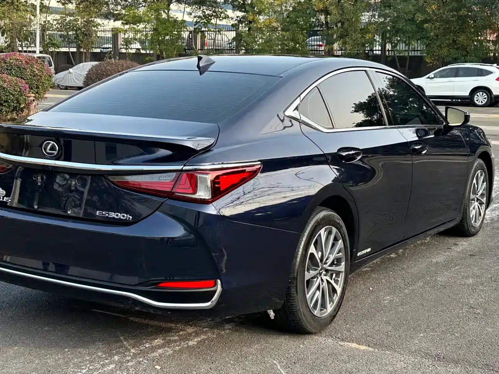 Lexus ES 2022 — фото 12