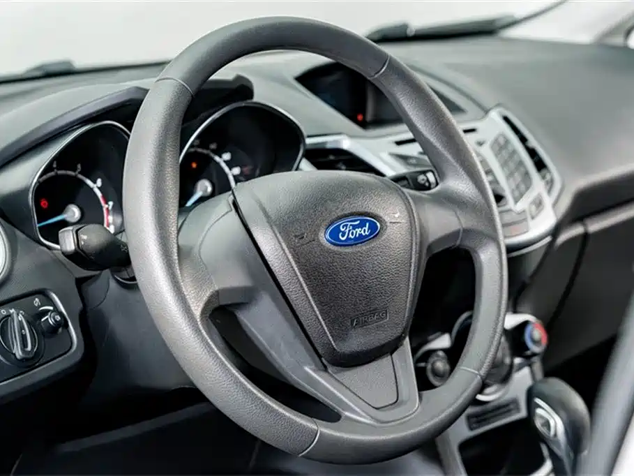 Ford Fiesta 2015 — фото 10