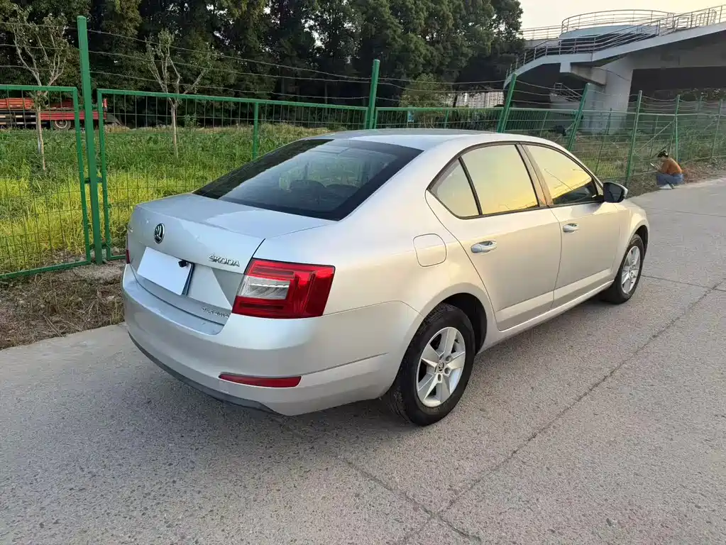 Skoda Octavia 2015 — фото 11