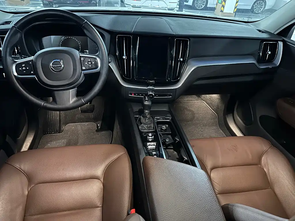 Volvo XC60 2019 — фото 12