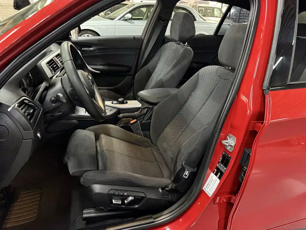 BMW 1 Series 2018 — фото 11