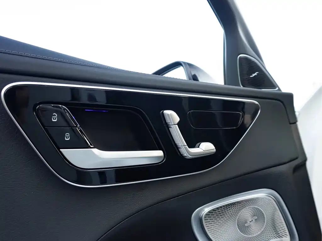 Mercedes-Benz C-Class 2024 — фото 10