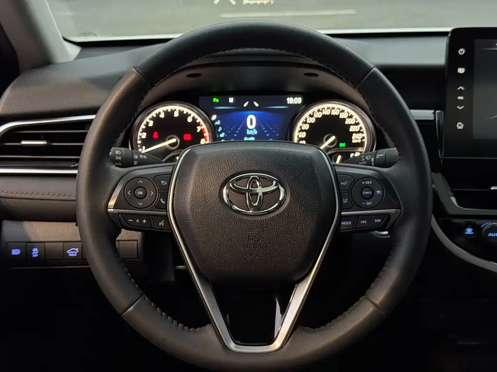 Toyota Camry 2023 — фото 6