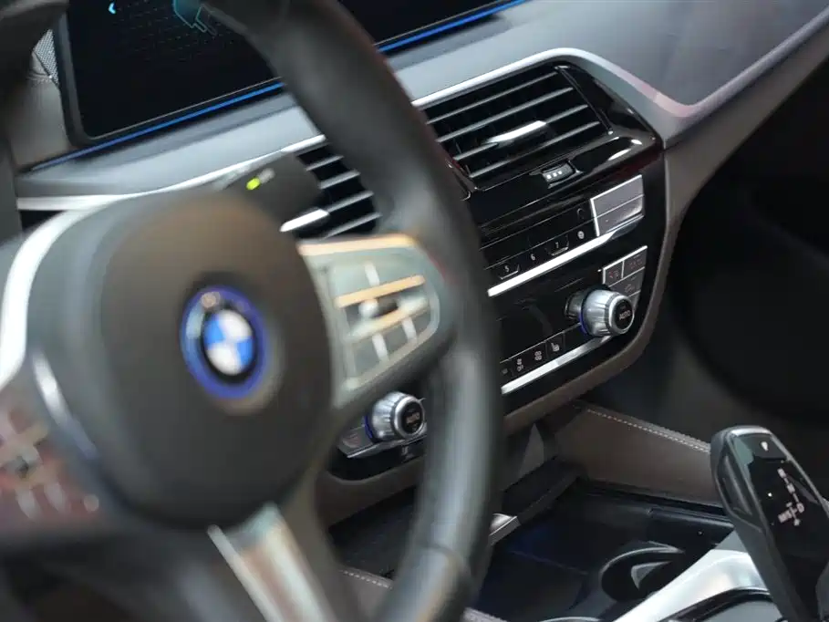 BMW 5 Series New Energy 2022 — фото 16