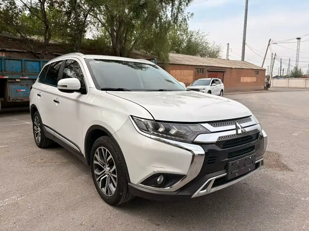 Mitsubishi Outlander 2021 — фото 1