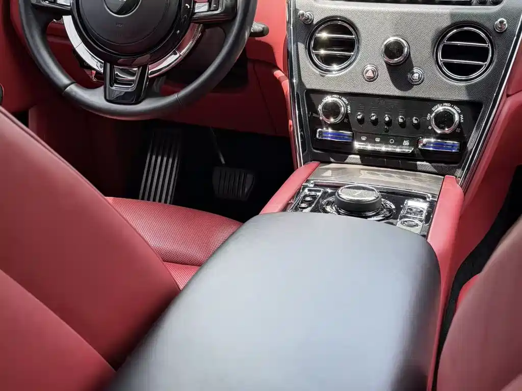 Rolls-Royce Cullinan 2019 — фото 15