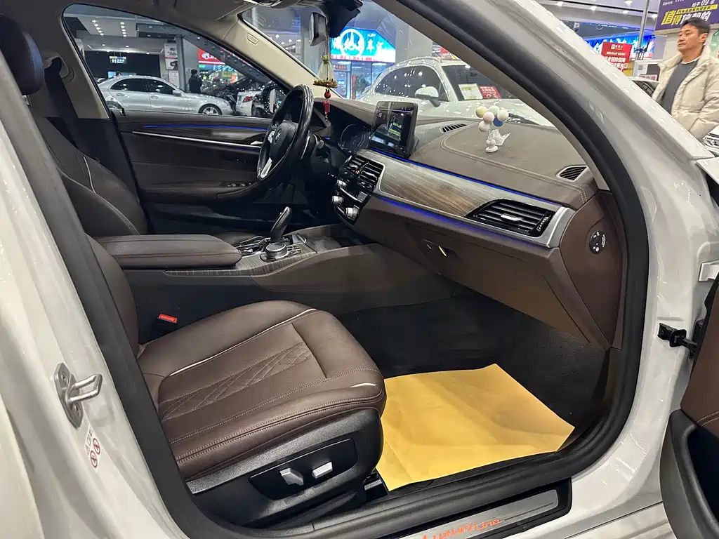 BMW 5 Series 2021 — фото 10
