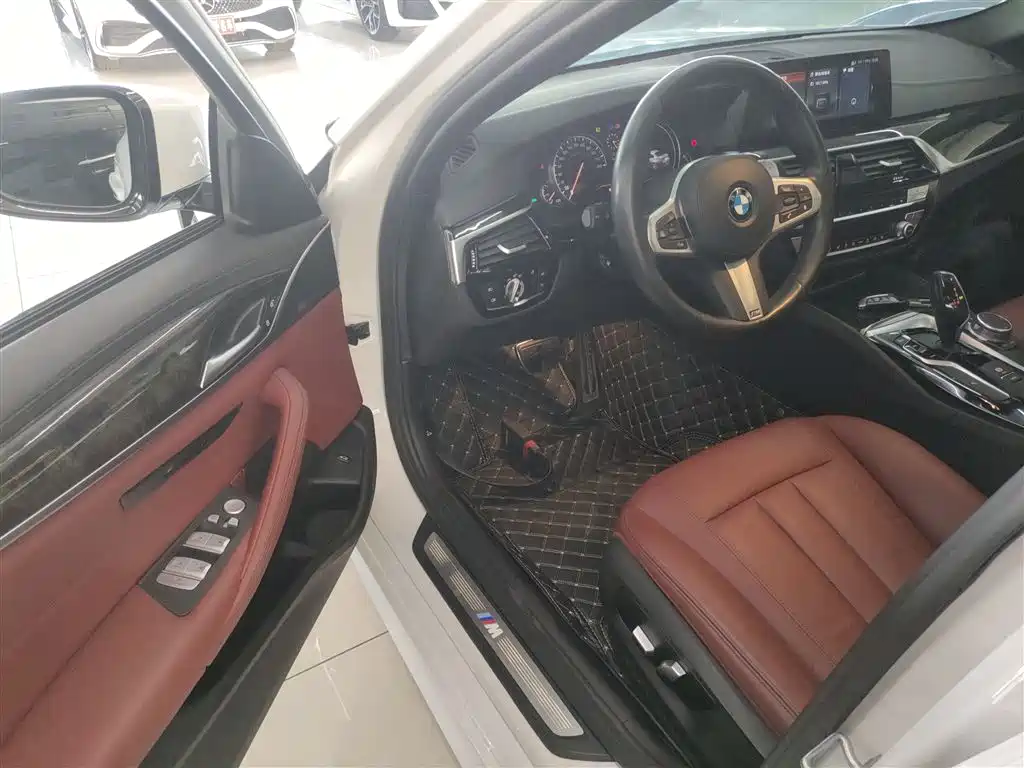 BMW 5 Series 2018 — фото 16