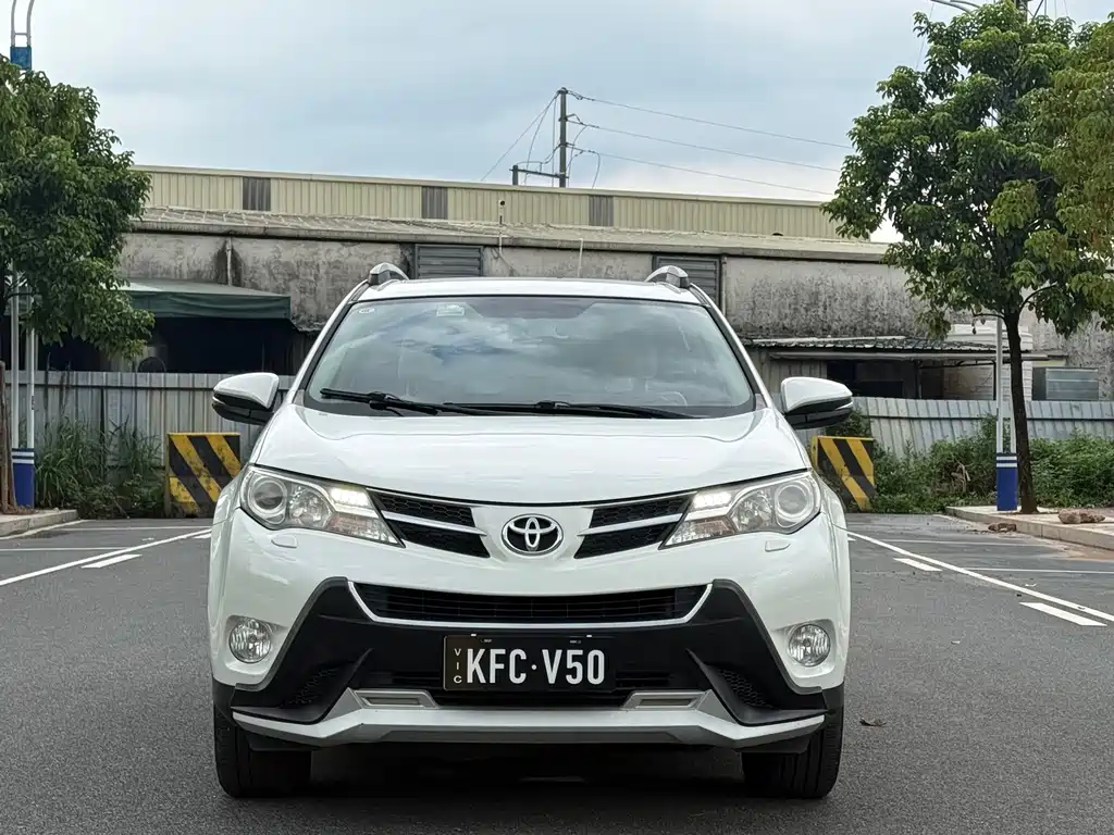 Toyota RAV4 2015 — фото 2