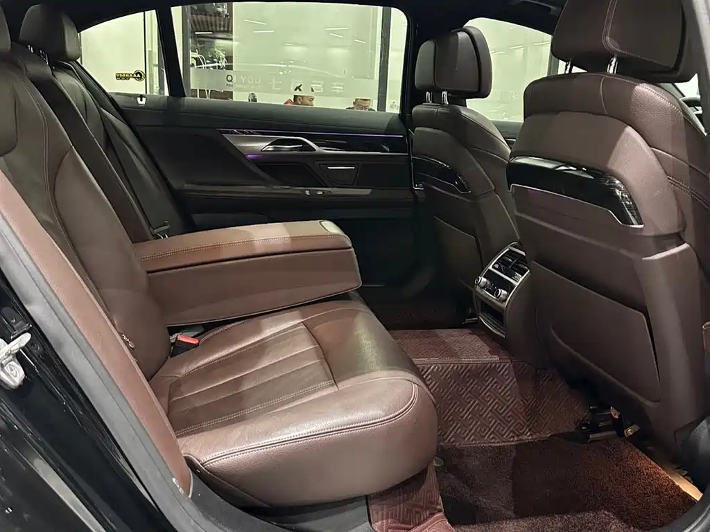 BMW 7 Series 2018 — фото 14