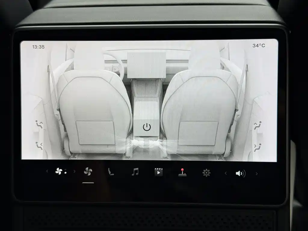 Tesla Model Y 2025 — фото 13