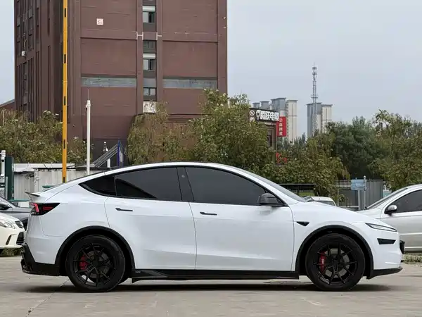 Tesla Model Y 2025
