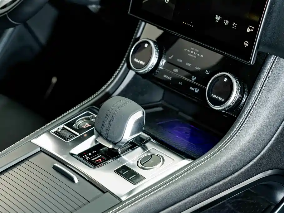 Jaguar F-PACE 2023 — фото 18