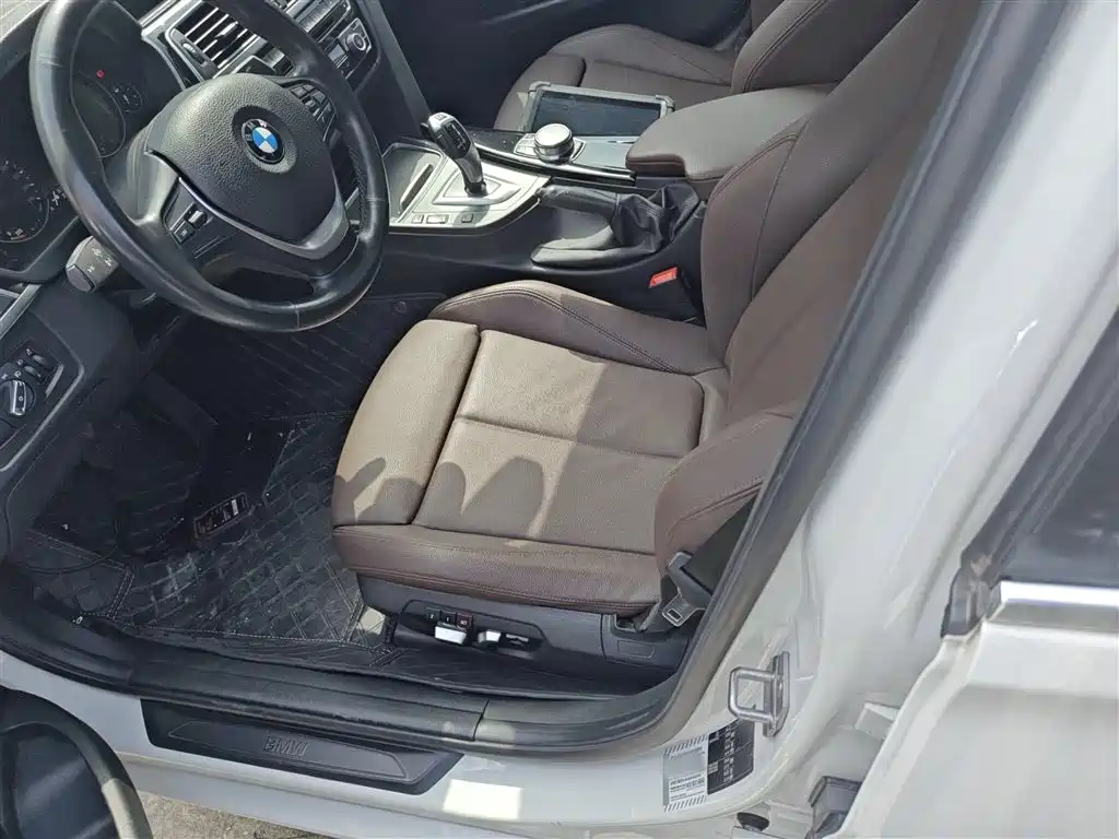 BMW 3 Series 2018 — фото 11