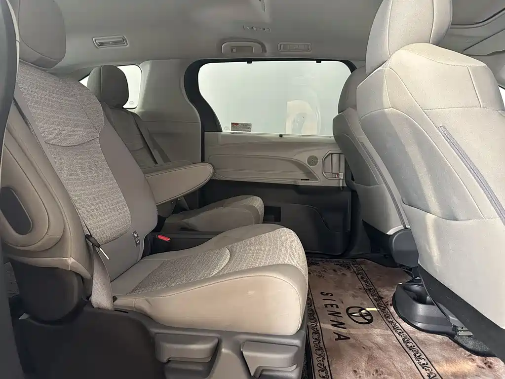 Toyota Sienna 2023 — фото 18
