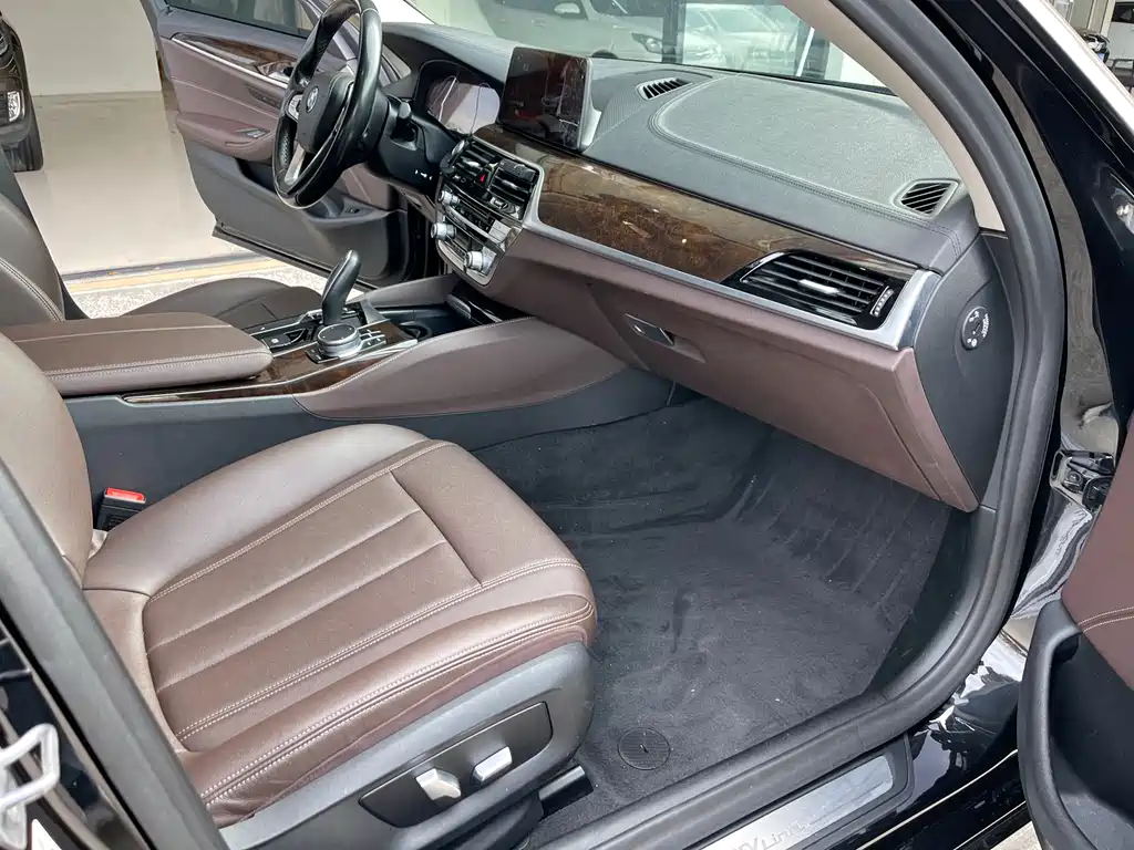BMW 5 Series 2019 — фото 6