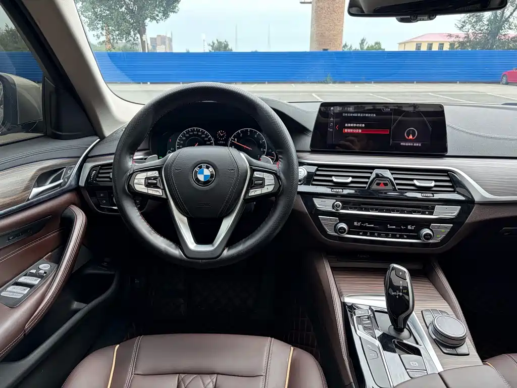 BMW 5 Series 2019 — фото 8
