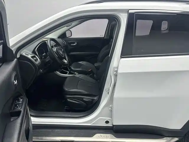 Jeep Compass 2018 — фото 11