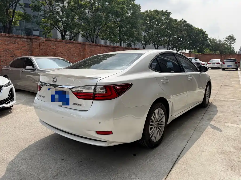 Lexus ES 2015 — фото 13