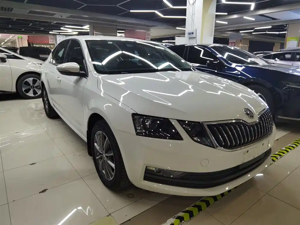 Skoda Octavia 2023 — фото 22