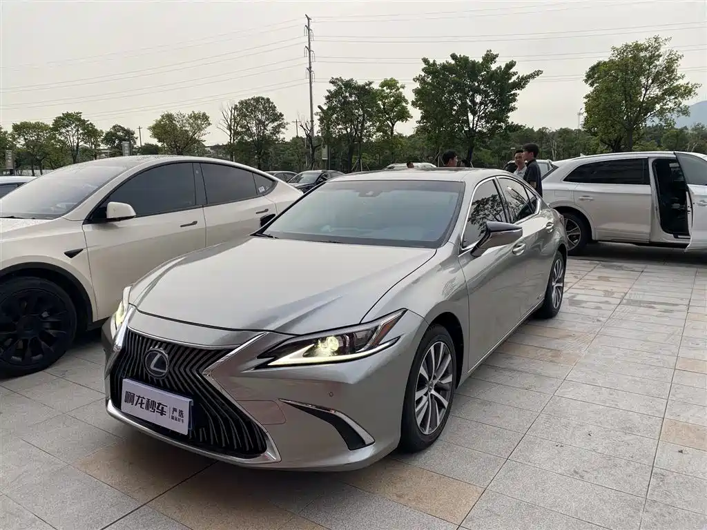 Lexus ES 2020 — фото 1