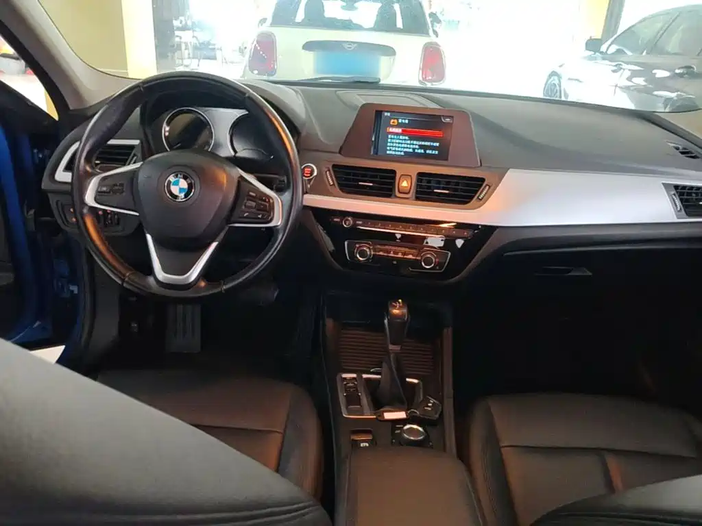 BMW 1 Series 2018 — фото 10