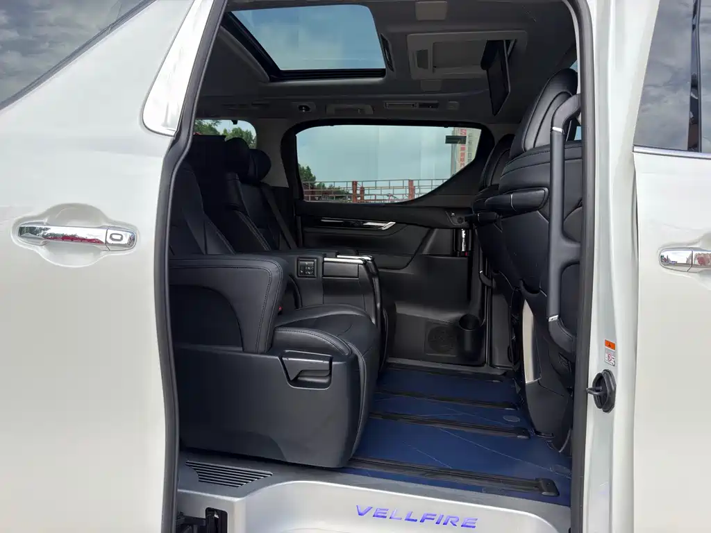 Toyota Vellfire 2023 — фото 10
