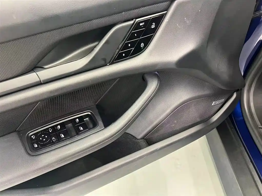 Porsche Taycan 2022 — фото 16
