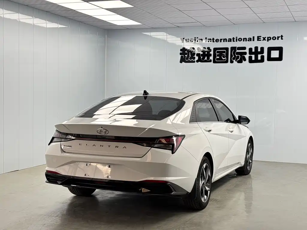 Hyundai Elantra 2023 — фото 10