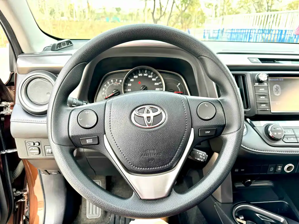 Toyota RAV4 2017 — фото 8