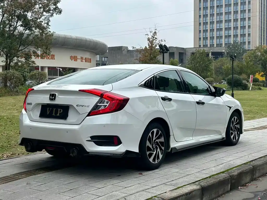 Honda Civic 2018 — фото 9