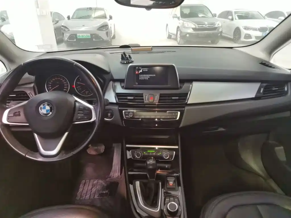 BMW 2 Series Active Tourer 2017 — фото 10