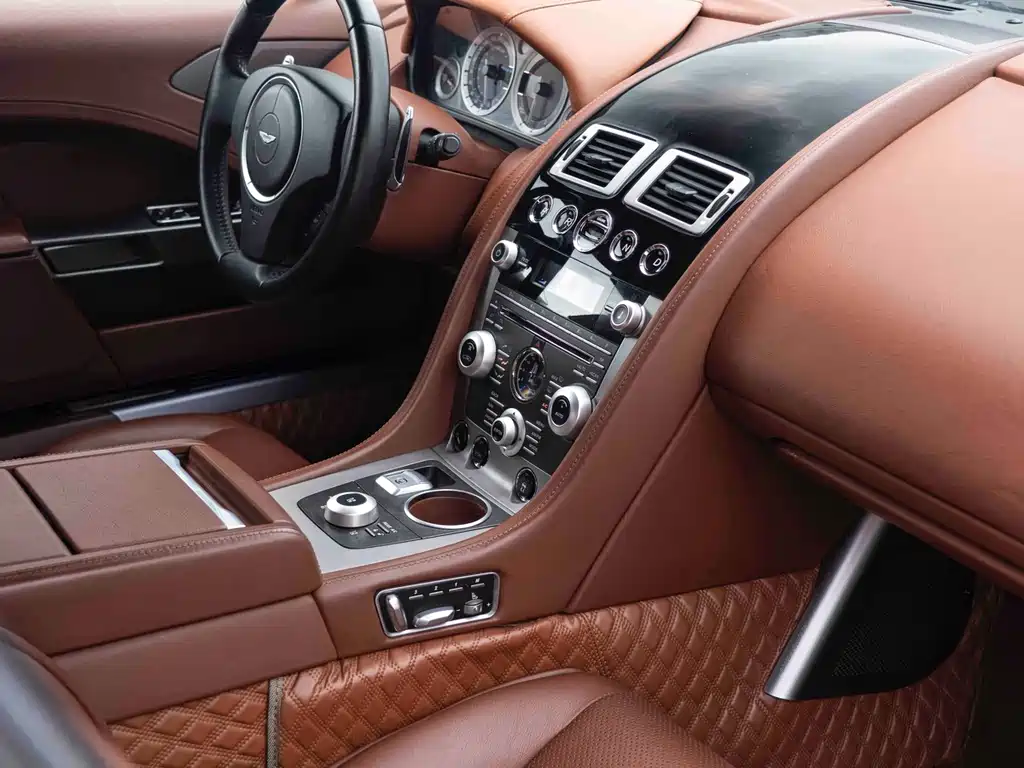 Aston Martin Rapide 2011 — фото 15