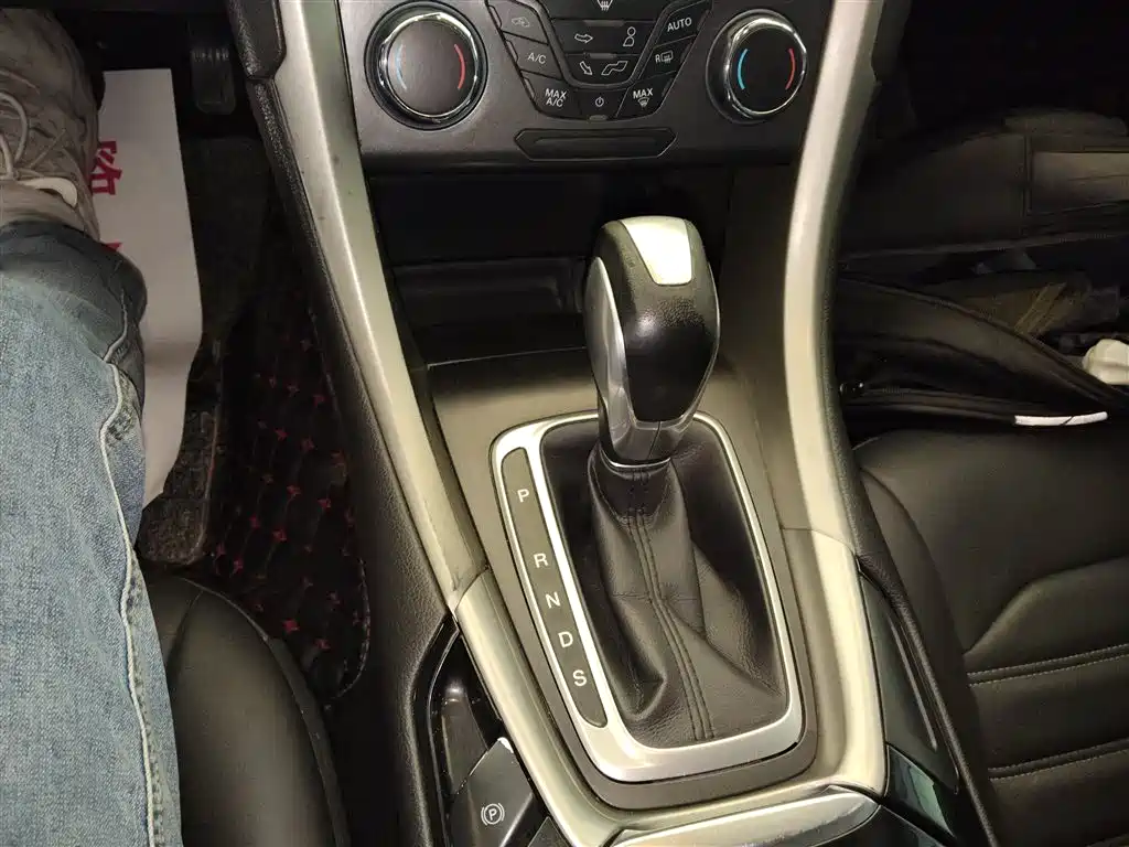 Ford Mondeo 2015 — фото 14