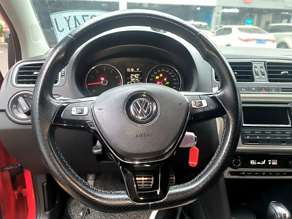 Volkswagen Polo 2015 — фото 11