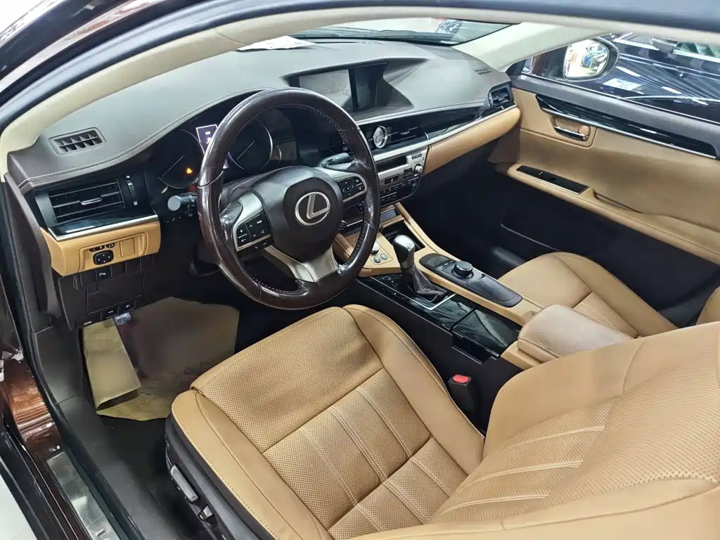 Lexus ES 2016 — фото 15