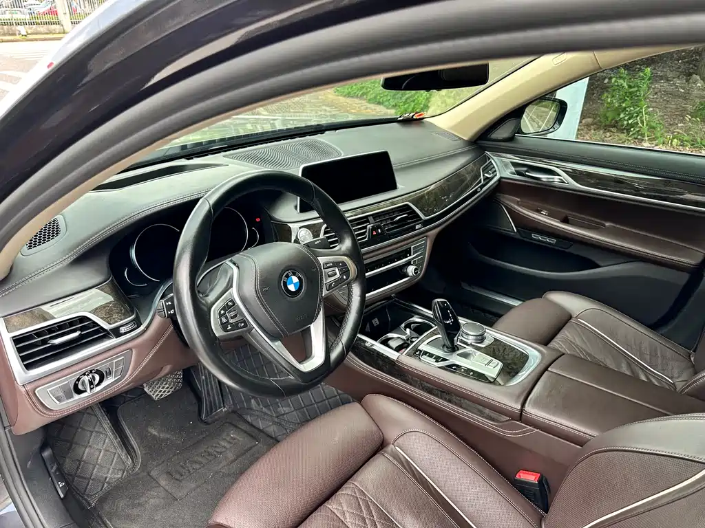 BMW 7 Series 2016 — фото 11
