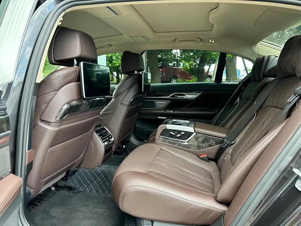 BMW 7 Series 2016 — фото 20