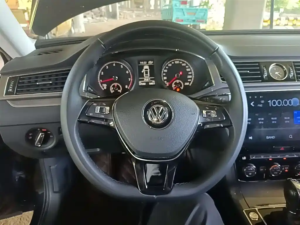Volkswagen Passat 2018 — фото 11