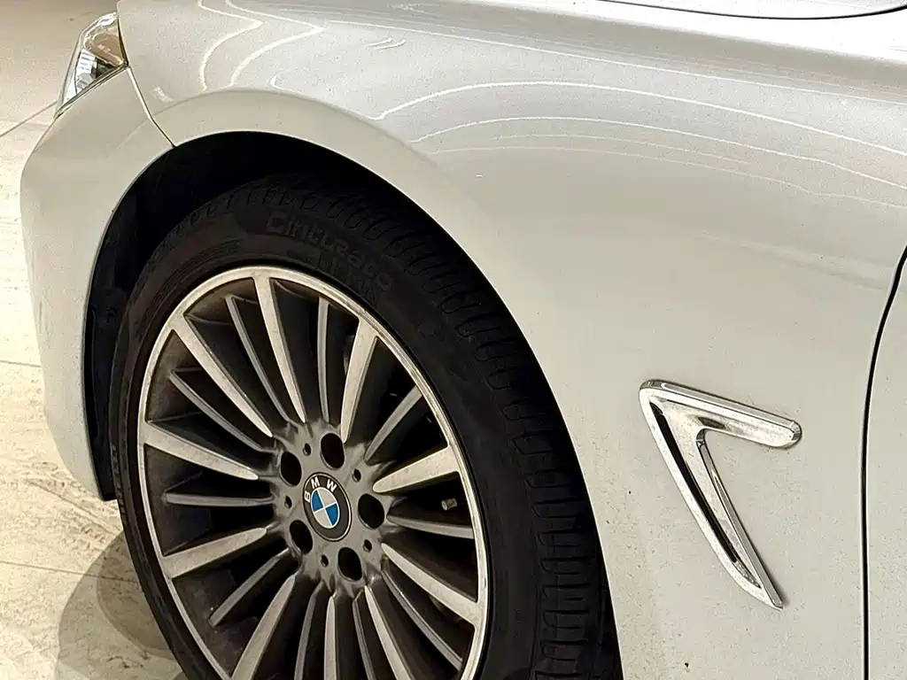 BMW 3 Series 2019 — фото 19