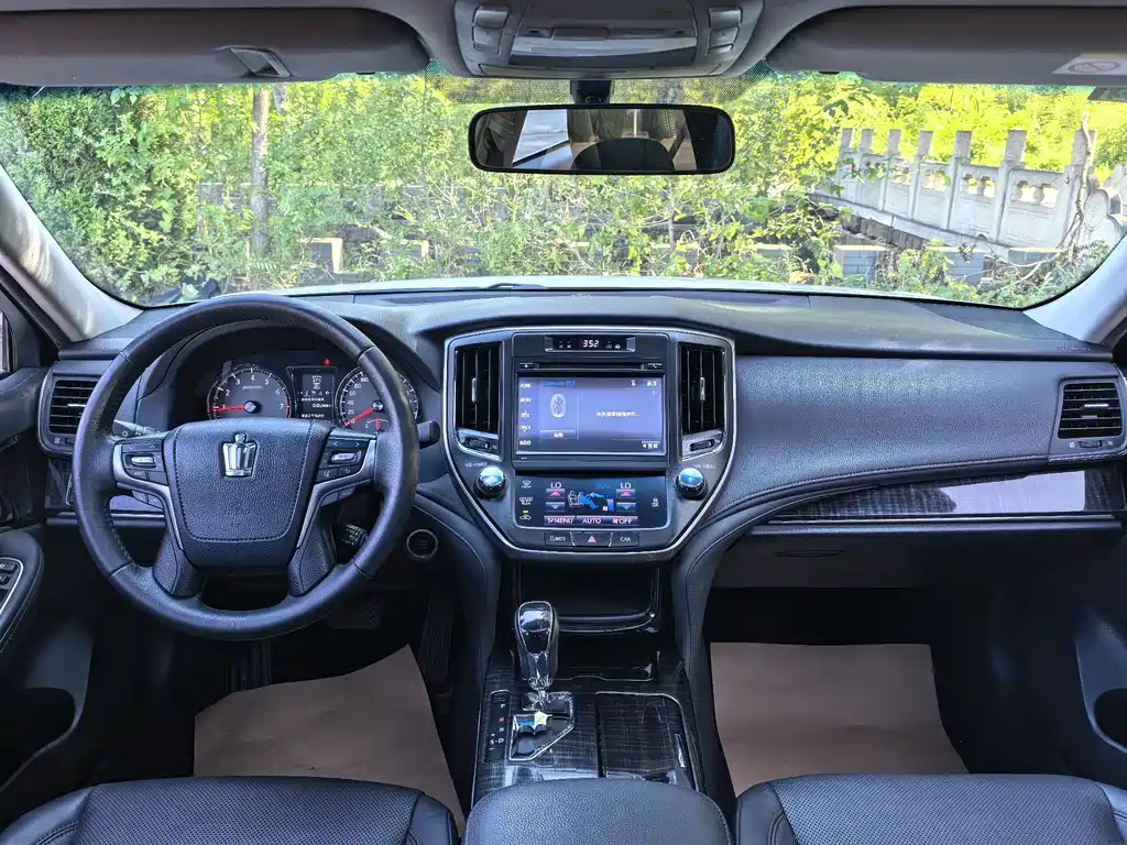 Toyota Crown 2017 — фото 13
