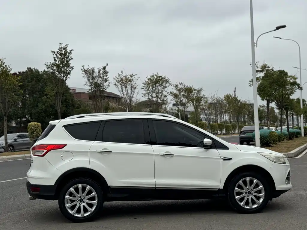 Ford Kuga 2014 — фото 11