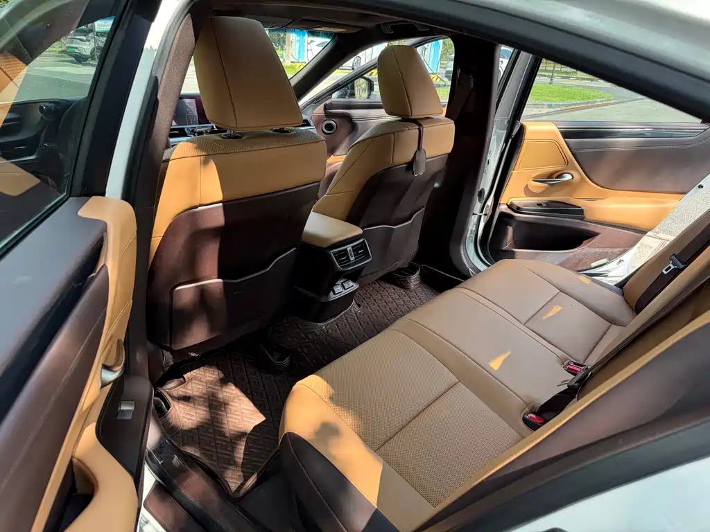 Lexus ES 2020 — фото 11