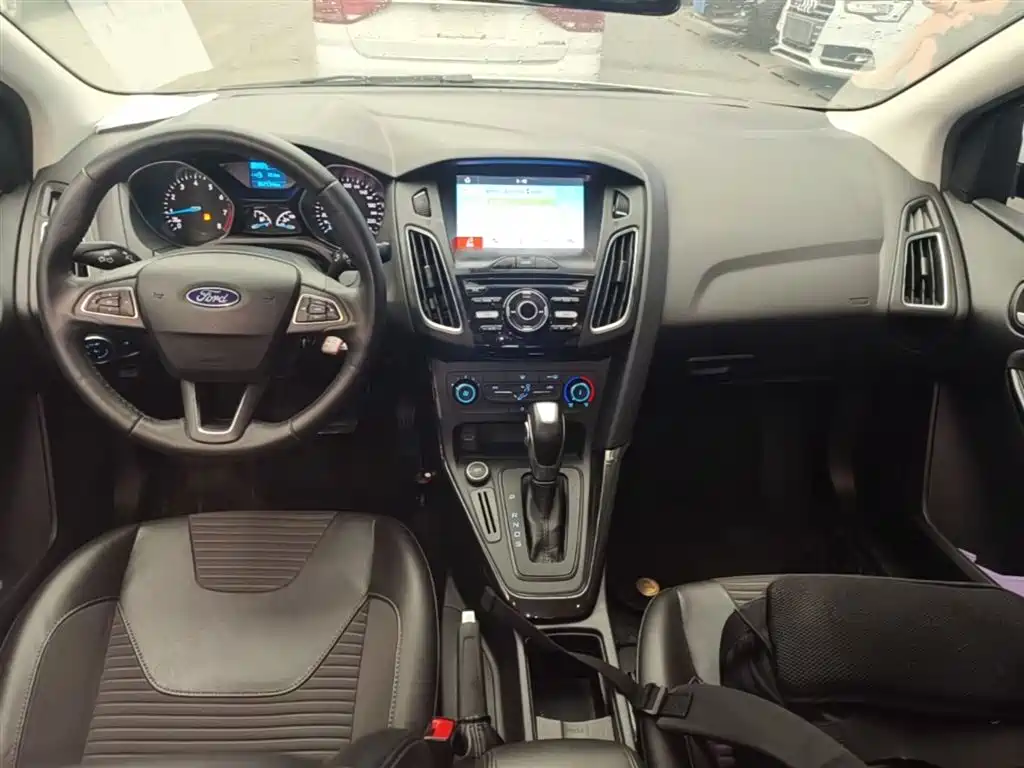 Ford Focus 2018 — фото 10