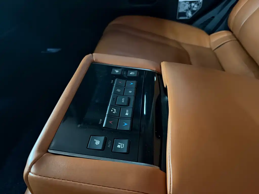 Lexus LX 2018 — фото 11